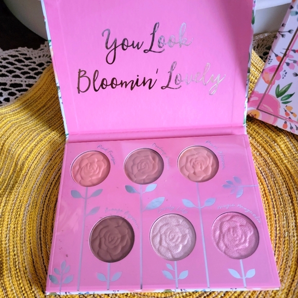 🎉❤️🎉HP -Bloomin' Blush Face Pallette - Picture 1 of 9